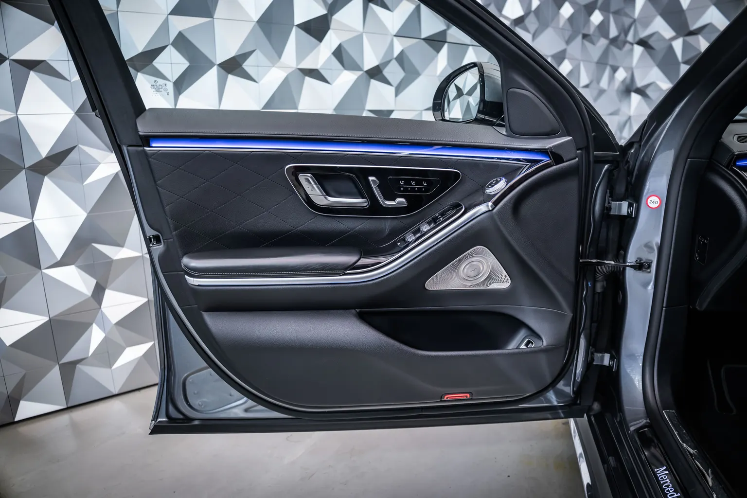 Mercedes-Benz S 400 d L 4M AMG+Pano+DIGITAL-L+Burmester3D+21 – снимка 7