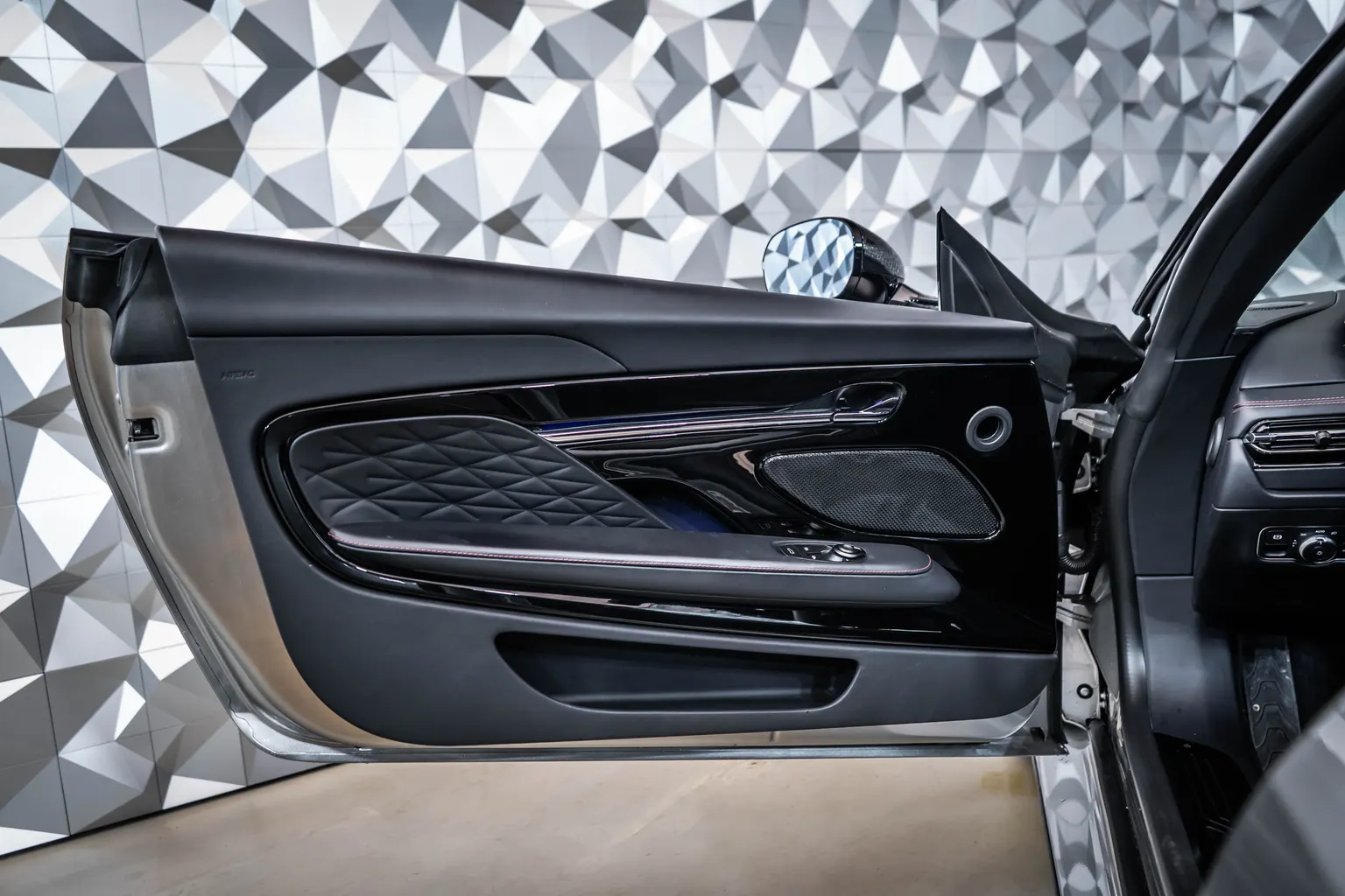 Aston martin DB12 DB12 Volante Aluminite Silver – снимка 7